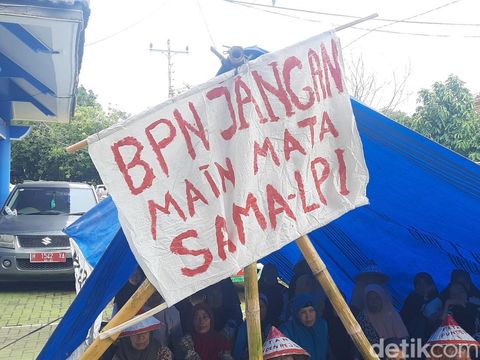 Massa buruh tani berkemah di depan kantor ATR/BPN Pati, Senin (10/2/2025). Mereka meminta tanah nenek moyangnya dikembalikan.