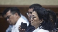 Suap itu diberikan melalui pengacara Meirizka, Lisa Rachmat. Uang suap tersebut lalu diserahkan kepada tiga hakim majelis kasus Ronald Tannur di PN Surabaya, mulai dari Erintuah Damanik, Mangapul, dan Heru Hanindyo.  