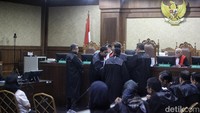 Ronald Tannur merupakan terdakwa kasus penganiayaan berujung tewasnya Dini Sera Afrianti. Dia lalu divonis bebas oleh PN Surabaya. Vonis bebas itu rupanya didapat karena suap dari Meirizka Widjaja. Erintuah Damanik mendapatkan SGD 38 ribu, Mangapul menerima SGD 36 ribu SGD dan hakim Heru Hanindyo mendapatkan SGD 36 ribu. Sisa SGD 30 ribu kemudian disimpan oleh hakim Erintuah Damanik.  