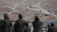Tentara Korea Selatan terlihat selama latihan tembak gabungan antara Korea Selatan dan Angkatan Darat AS di lapangan latihan militer di Pocheon, Korea Selatan.