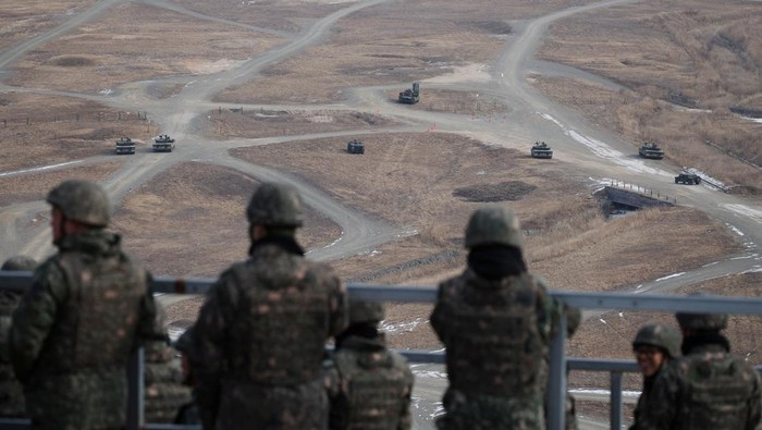 Melihat Latihan Militer Gabungan AS dan Korea Selatan South Korean army soldiers look on during a combined live fire drill between South Korea and the U.S. Army at a military training field in Pocheon, South Korea, February 10, 2025. REUTERS/Kim Hong-Ji