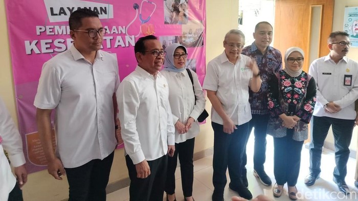 Menko PMK Pratikno saat meninjau pelaksanaan program Cek Kesehatan Gratis di Puskesmas Jagir, Surabaya.