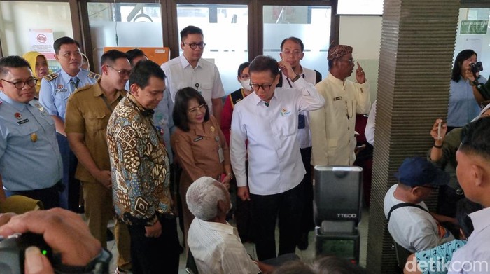 Menteri Kesehatan (Menkes) Budi Gunadi Sadikin mengecek program Cek Kesehatan Gratis di Surabaya