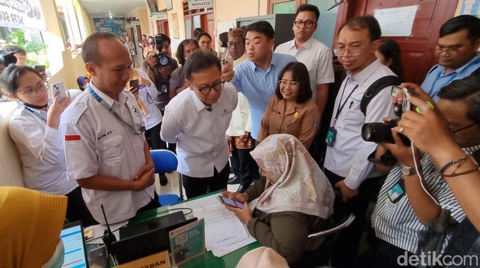 Menteri Kesehatan (Menkes) Budi Gunadi Sadikin mengecek program Cek Kesehatan Gratis di Surabaya