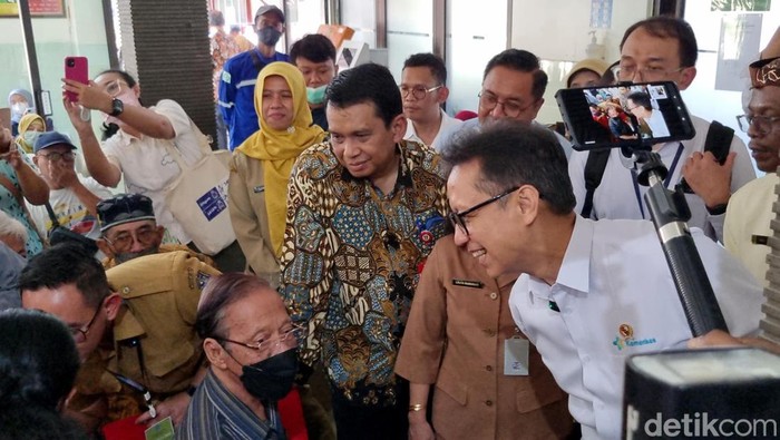 Menteri Kesehatan (Menkes) Budi Gunadi Sadikin mengecek program Cek Kesehatan Gratis di Surabaya Menteri Kesehatan (Menkes) Budi Gunadi Sadikin mengecek program Cek Kesehatan Gratis di Surabaya