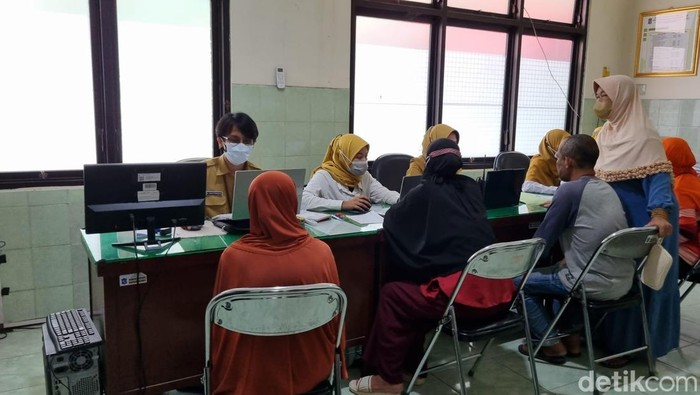 Menteri Kesehatan (Menkes) Budi Gunadi Sadikin mengecek program Cek Kesehatan Gratis di Surabaya