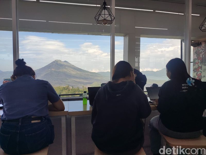 Minimarket di Bali Jual 500 Cup Kopi Sehari Berkat View Mewah Danau Batur