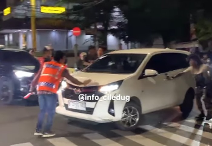 Mobil LCGC ugal-ugalan di Jaksel.