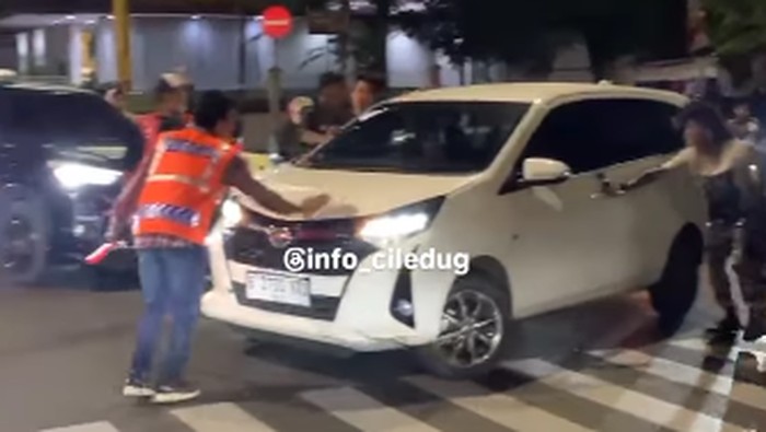 Mobil LCGC ugal-ugalan di Jaksel.