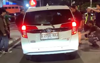 Mobil LCGC ugal-ugalan di Jaksel.