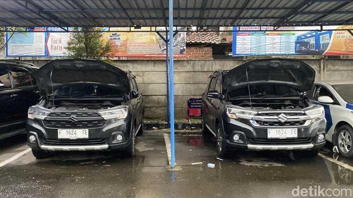 Mobil pelat nomor kembar di Sukabumi.