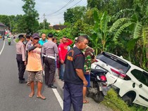 Mobil Rush Nyungsep ke Kebun Usai Tabrak 3 Motor di Kalasan Sleman