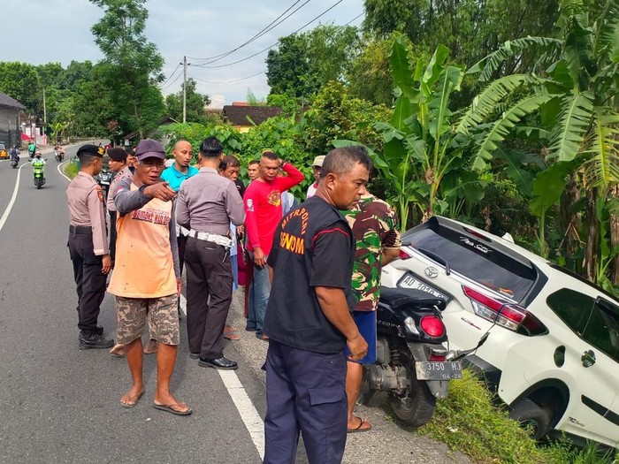 Mobil Rush yang menabrak tiga motor di Kalasan, Sleman, Senin (10/2/2025) pagi.