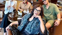 Nia bersama keluarga Bakrie juga pernah membagikan momen bersama di sebuah kafe. Mereka tampak menikmati kopi dan es krim. Foto: Instagram @ramadhanibakrie
