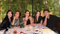 Kalau ini momen Nia Ramadhani bersama teman-temannya di sebuah restoran. Mereka tampak habis menikmati minuman dan camilan lezat. Foto: Instagram @ramadhanibakrie
