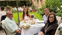 Begini momen hangat Nia Ramadhani dan sang suami saat makan bersama keluarga Bakrie. Mereka berada di sebuah restoran dan tampak menikmati sajian roti, steak, dan lainnya. Foto: Instagram @ramadhanibakrie