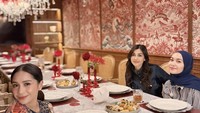 Momen hangat lain ditunjukkan dari unggahan foto di Instagram pribadinya. Wanita 34 tahun itu menikmati makan siang bersama Nagita Slavina di sebuah restoran. Selain makan berat, kudapan dan camilan pembuka juga tersaji di meja. Foto: Instagram @nissya