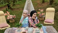 Kali ini Bintang film The Secret: Suster Ngesot Urban Legend itu sedang piknik bersama adik tercinta. Teh hangat, buah, sampai croissant tersaji di atas meja piknik. Foto: Instagram @nissya