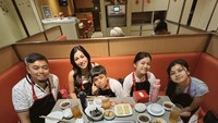 Selain bersama kakak, adik, dan ibu, Nisya Ahmad juga kerap membagikan momen makan bersama keluarga kecilnya. Ia dan anak-anaknya menikmati hidangan hot pot lezat di restoran Hai di Lao. Foto: Instagram @nissya