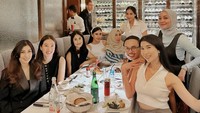 Pemilik suara merdu itu juga sering kumpul bareng saudara sepupu dan teman-temannya. Di momen ini, Nisya makan malam bersama di restoran dengn menu hidangan steak hingga roti. Foto: Instagram @nissya