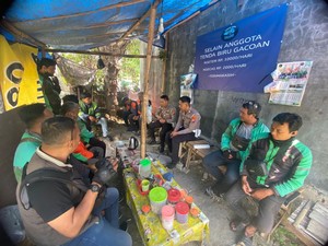 Aksi Polisi Ponorogo Edukasi Keselamatan Sekaligus Berbagi ke Tukang Ojek