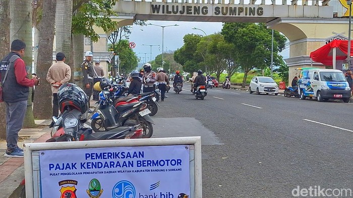 Operasi Keselamatan Lodaya, di gapura Jalan Raya Soreang, Desa Cingcin, Senin (10/2/2025)