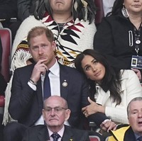 Pada satu momen, mantan aktris berusia 43 tahun ini menyandarkan kepalanya di bahu suaminya dan memeluknya erat. Foto: AP/Aaron Chown