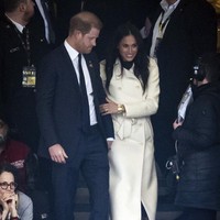 Duke dan Duchess of Sussex memperlihatkan momen mesra sambil menyemangati para atlet yang berkompetisi dalam edisi pertama pertandingan yang menampilkan olahraga musim dingin dari tribun di Stadion BC Place di Vancouver, Kanada, Sabtu (8/02/2025). Foto: AP/Aaron Chown
