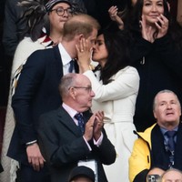 Dalam momen yang penuh kehangatan, keduanya berbagi ciuman mesra sebelum Pangeran Harry naik ke panggung untuk menyampaikan pidatonya. Foto: Getty Images