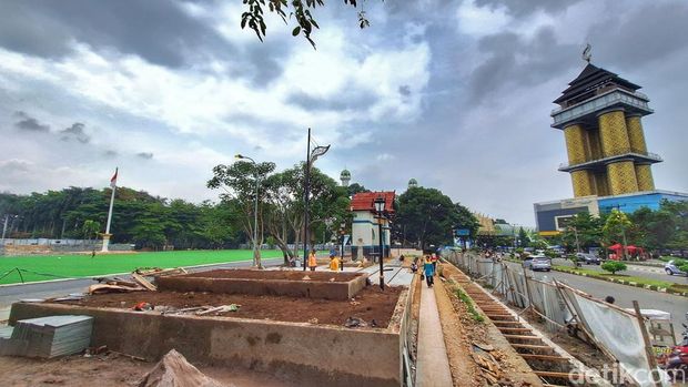 Para pekerja tengah memperbaiki Lapangan Upakarti, Pemkab Bandung, Soreang, Senin (10/2/2025).