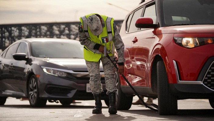 Patroli Perbatasan Meksiko-AS Diperketat di Tengah Meningkatnya Migrasi Members of Mexico's National Guard patrol near the border crossing with the U.S. as part of the Mexican government's response to U.S. President Donald Trump's demand to crack down on immigration and drug smuggling, in Mexicali, Mexico, February 9, 2025. REUTERS/Victor Medina
