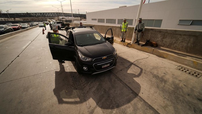Patroli Perbatasan Meksiko-AS Diperketat di Tengah Meningkatnya Migrasi Members of Mexico's National Guard patrol near the border crossing with the U.S. as part of the Mexican government's response to U.S. President Donald Trump's demand to crack down on immigration and drug smuggling, in Mexicali, Mexico, February 9, 2025. REUTERS/Victor Medina