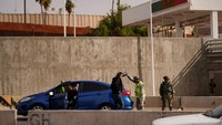 Sementara itu, di wilayah lain kawat berduri didirikan yang memisahkan Amerika Serikat dan Meksiko.