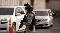 Tentara terlihat berpatroli dengan kendaraan dan berjalan kaki, mencari di semak-semak dan memantau area perbatasan utama. Namun, peningkatan langkah-langkah keamanan tersebut menuai kritik dari para advokat migran dan mereka yang mencari perlindungan.