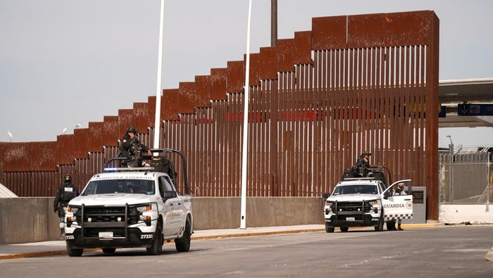 Patroli Perbatasan Meksiko-AS Diperketat di Tengah Meningkatnya Migrasi Members of Mexico's National Guard patrol near the border crossing with the U.S. as part of the Mexican government's response to U.S. President Donald Trump's demand to crack down on immigration and drug smuggling, in Mexicali, Mexico, February 9, 2025. REUTERS/Victor Medina