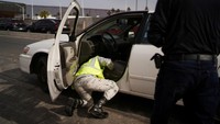 Garda Nasional Meksiko dikerahkan untuk memantau pergerakan kendaraan dan mendirikan pos pemeriksaan untuk mobil yang menuju negara tetangga.