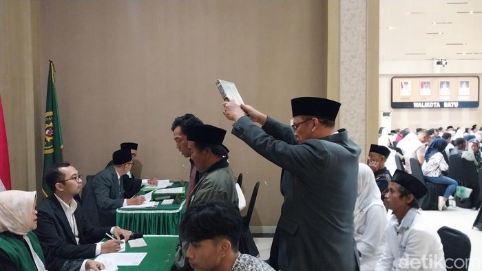 Pelaksanaan Isbat nikah massal di Balai Kota Among Tani Kota Batu.