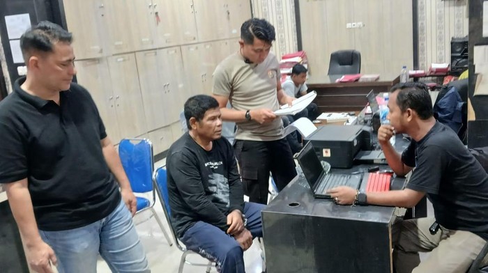 Pelaku curas di OKU Timur yang buron 14 tahun saat diperiksa polisi.