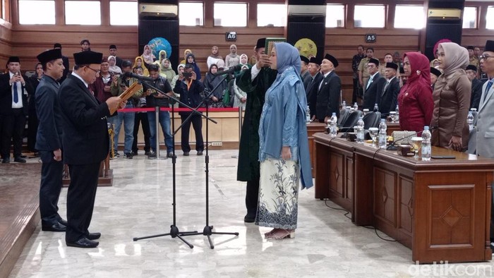 Pelantikan Tsania Nurjanah sebagai anggota DPRD Kota Tasikmalaya.