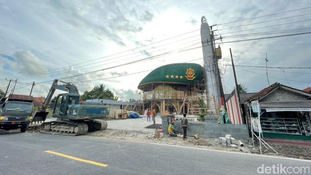 Pembangunan Masjid berbentuk baret bernama Masjid Ar Rohman di Pangandaran.