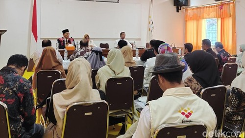 Rapat senat yang menetapkan Prof. Ahmad Thib Raya sebagai Rektor UNSWA Bima periode 2025-2029, di kampus UNSWA, Senin (10/2/2025). (Dok. Rafiin/detikBali)