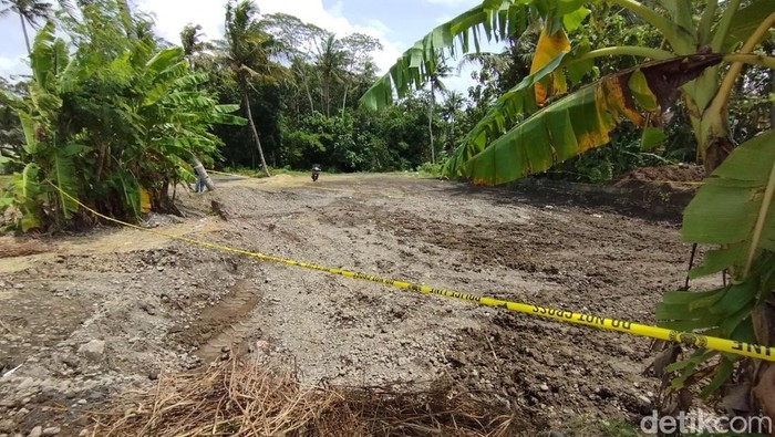 Penampakan tempat pengolahan sampah yang sudah dipasang garis polisi di Sawahan, Banaran, Galur, Kulon Progo, Senin (10/2/2025).