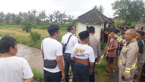 Pencarian santri Ponpes Darul Hikmah Al-Zikri, Desa Pringgarata, Lombok Tengah, NTB, Khoirul Ihwan (14), yang hilang terseret arus saat mandi di sungai. (Istimewa)