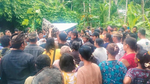 Suasana penguburan korban meninggal tertimpa pohon di Desa Bungaya, Kecamatan Bebandem, Kabupaten Karangasem, Senin (10/2/2025). (istimewa)