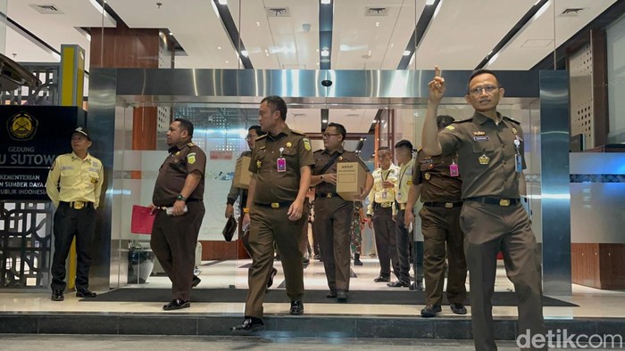 Penyidik Kejagung bawa 9 kardus usai geledah kantor Ditjen Migas ESDM. (Rumondang/detikcom)