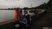 Pemerintah Provinsi DKI Jakarta diusulkan untuk mempercepat perluasan ruang terbuka hijau dengan memanfaatkan zona jalur hijau, seperti pembangunan taman kota dan ruang publik terpadu ramah anak atau RPTRA.