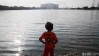 Sejumlah warga menikmati kawasan Waduk Cincin, Jakarta Utara, Senin (10/2/2025).