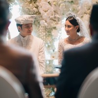 Dekorasi pelaminan pun dibuat serba putih dengan berbagai kombinasi bunga. Tampak modern, minimalis, tapi di sisi lain juga terlihat elegan. Akad nikah dilangsungkan di Bvlgari Resort Bali. Foto: Instagram @angga/ @sheninacinnamon