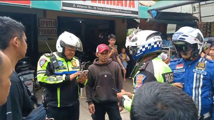 Personel BM Sat Lantas Polres Purwakarta gagalkan aksi pencurian.
