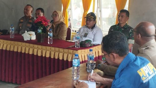 Pertemuan warga Desa Lewopao dengan Pj Bupati Flores Timur, Sulastri HI Rasyid, Senin (10/2/2025). (Yurgo Purab/detikBali)